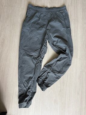 Nike Men's Gray Athletic Jogger Pants